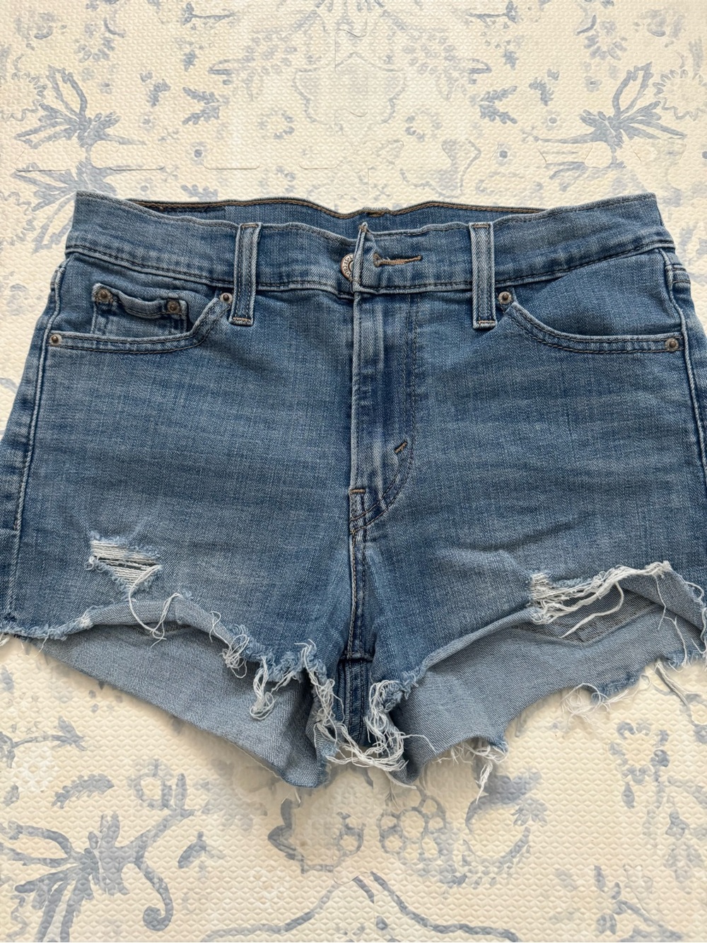 Levi’s cut off shorts